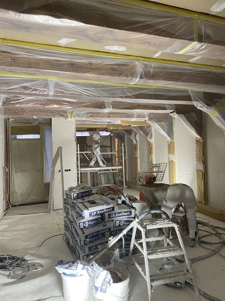 Renovatie monumentaal pand - blootgelegde balken en stucwerk
